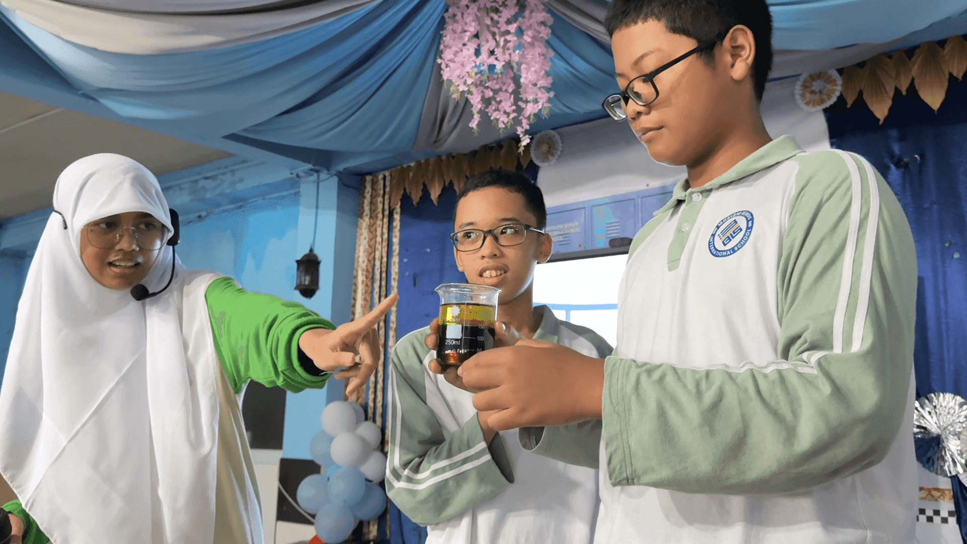 Siswa SMP M-BIS Batam Berdiskusi dan Bereksperimen