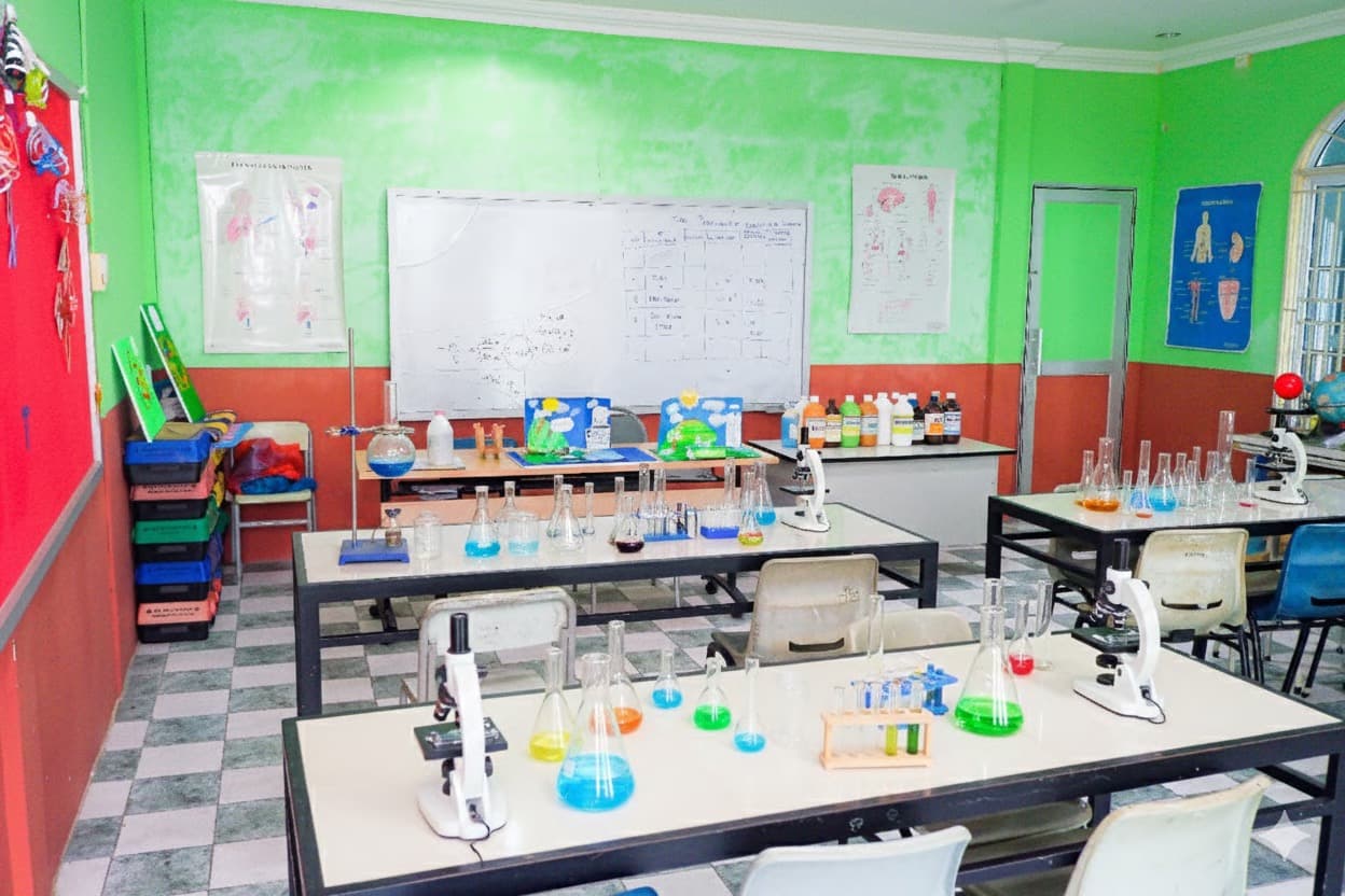 Laboratorium Sains (Science Lab)